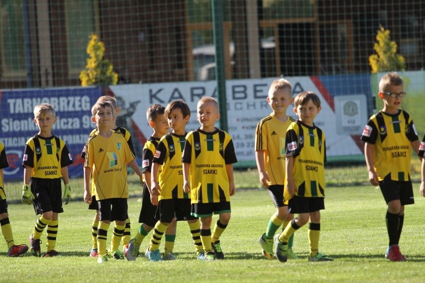 Chłopcy z Piłkarskiego Przedszkola Siarki Tarnobrzeg zostali oficjalnie pasowani na piłkarzy. Zobacz zdjęcia
