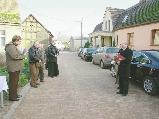 Druga cześć uroczystości otwarcia nowej drogi odbyła się w Świechocinie koło domu wójta Waldemara Górczyńskiego (pierwszy z prawej), który mieszka przy wyremontowanej ulicy