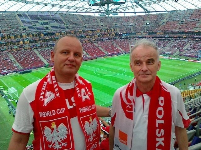 Ksiądz biskup Marian Florczyk i ksiądz Krzysztof Banasik byli pod wrażeniem atmosfery, która panowała w czasie meczu Polski z Grecją.