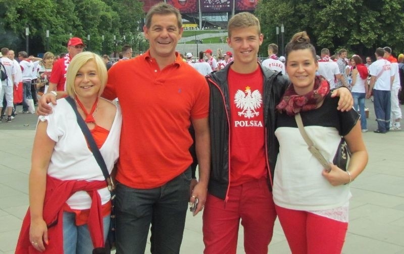 Rodzina Kobylańskich przed Stadionem Narodowym w Warszawie -...