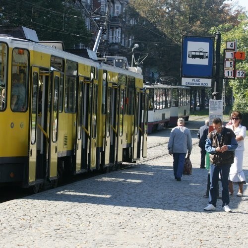 Piesi na pl. Grunwaldzkim często przechodzą przez tory tuż przed "nosem" tramwajów. Tymczasem nie wszyscy słyszą, że tramwaj rusza z przystanku.