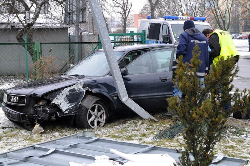 Wypadek na Glinkach. Audi uderzyło w billboard i wjechało do ogródka; kierowca nietrzeźwy [zdjęcia]