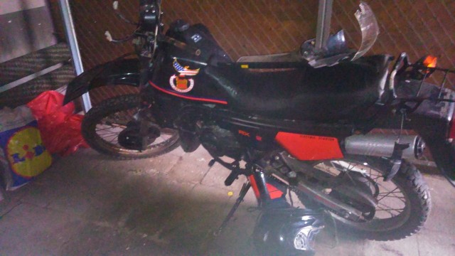 Wczoraj niedaleko miejscowości Lubanowo motocyklista zderzył się ze słupem oświetleniowym. Policja próbuje ustalić jego tożsamość.