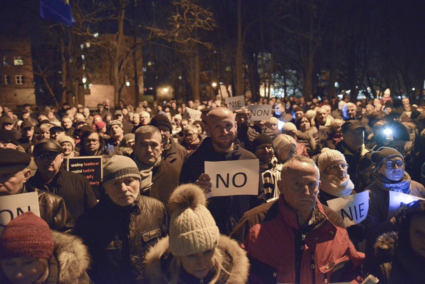 Protesty w wielu miastach Polski, także w Słupsku....