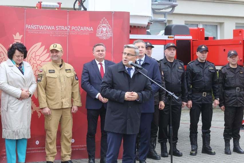 Przekazanie 10 wozów gaśniczych dla strażaków ze Śląska
