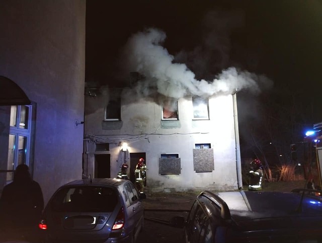 W sobotę wieczorem strażacy ponownie interweniowali przy ulicy Kościuszki w Toruniu. Tym razem pożar objął piętro oficyny kamienicy