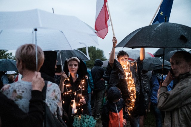 "NIE" Adrian WykrotaAutor zadedykował książkę "tym wszystkim pomiędzy". Fotografie zostały wykonane w naszym kraju w latach 2014 - 2018. Książka przez swoją budowę i projekt będzie pozwalać na ułożenie swojej własnej narracji. Ta wielowątkowa, często absurdalna i nieoczywista Polska może stać się taka jak chcemy - przynajmniej w tej publikacji. Będziecie mogli sami wybrać również tytuł... W albumie znalazła się dokumentacja najnowszych zjawisk, które widzimy na naszych ulicach (prostety za, czy manifestacje przeciw wielu środowisk i grup społecznych), jak i sceny z codzienności. Autorem tesktów do książki jest Jerzy Piątek. Projektem graficznym zajęli się Bękarci (tekst z zapowiedzi projektu).