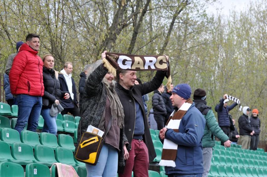 16.04.2022: kibice na meczu II ligi Garbarnia - Lech II...