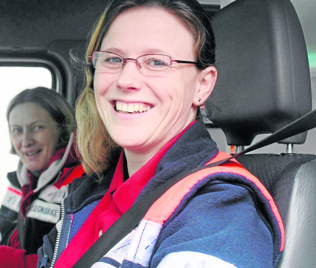 Brygida Szporak kieruje ambulansem, równie sprawnie, jak jej koledzy
