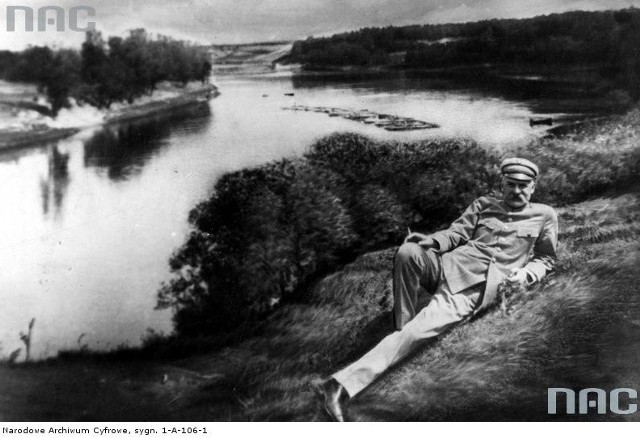 Józef Piłsudski leży na trawie nad brzegiem Niemna