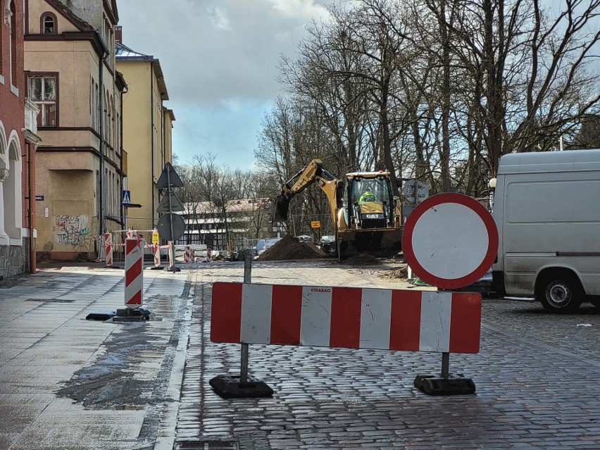 Most Kowalski w Słupsku nieprzejezdny. Najpierw krawężniki, później asfalt [ZDJĘCIA]