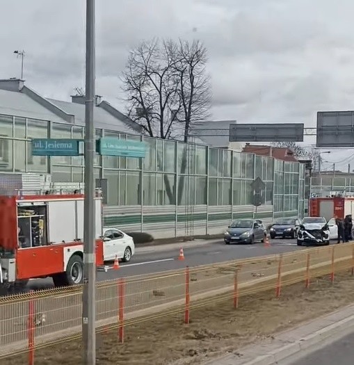 Białystok. Zderzenie dwóch aut marki Kia. Jedna osoba w szpitalu