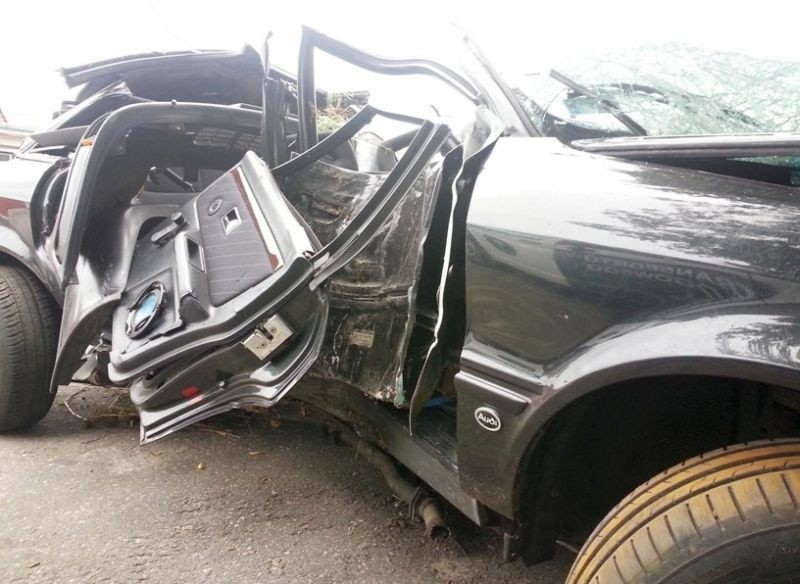 Audi uderzyło w drzewo. Zginął 22-letni pasażer.