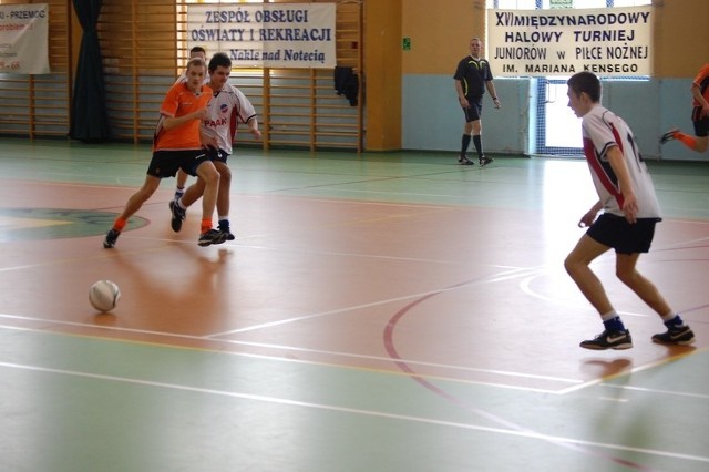 Piłkarze z Solca Kujawskiego (białe koszulki)  w przegranym pojedynku z reprezentacją Concordii Elbląg. Wynik spotkania to 0:16.