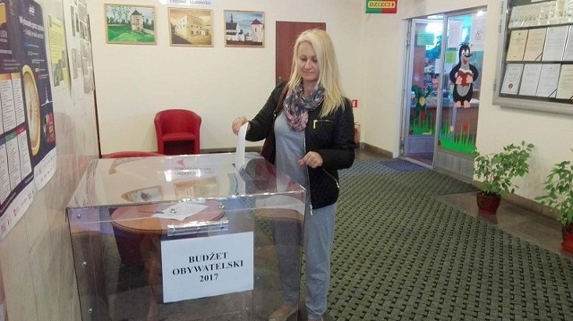 Anna Bruziewicz zagłosowała w pińczowskiej bibliotece