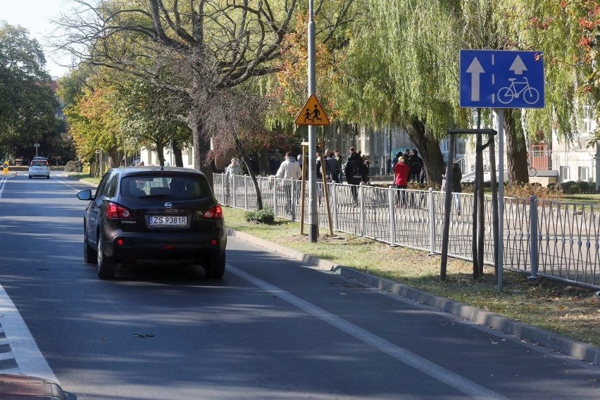 Ulica Rayskiego z pasami ruchu dla rowerzystów. Przed...