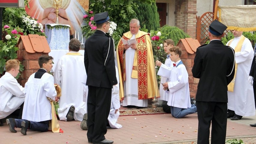 Procesję w parafii Podwyższenia Krzyża Świętego prowadził...