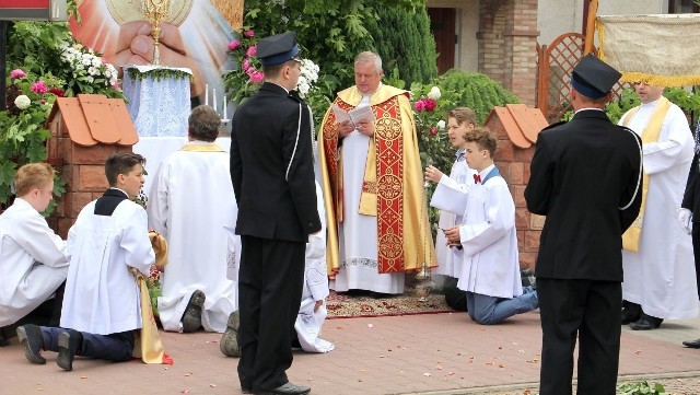Procesję w parafii Podwyższenia Krzyża Świętego prowadził ksiądz Janusz Mularz, dziekan kazimierskiego dekanatu.