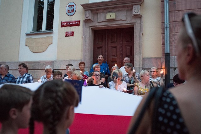 Ponad 1000 osób na proteście na placu Daszyńskiego w Opolu przeciwko reformie sądów przegłosowanej przez PiS.