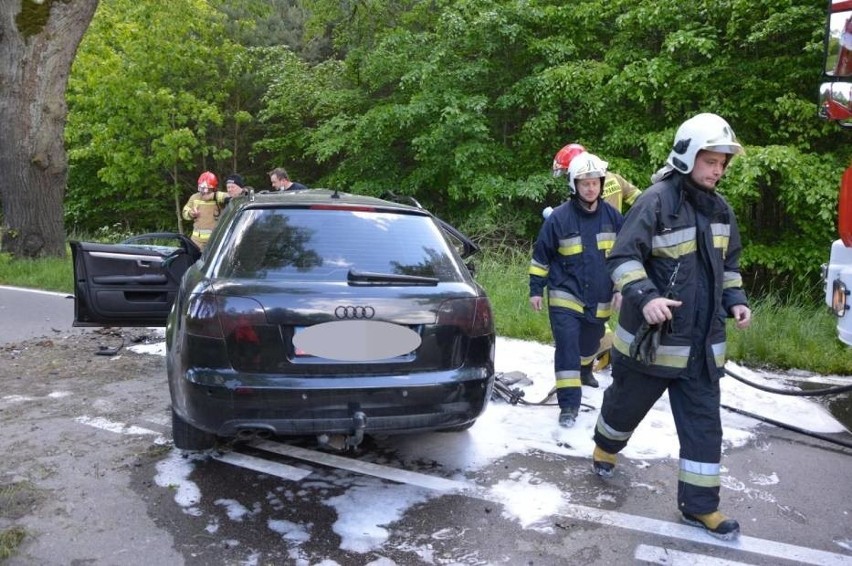 Wypadek w miejscowości Rybki 6.06.2020. Audi uderzyło w drzewo. Młody kierowca zabrany śmigłowcem LPR do szpitala w Gdańsku. Zjęcia