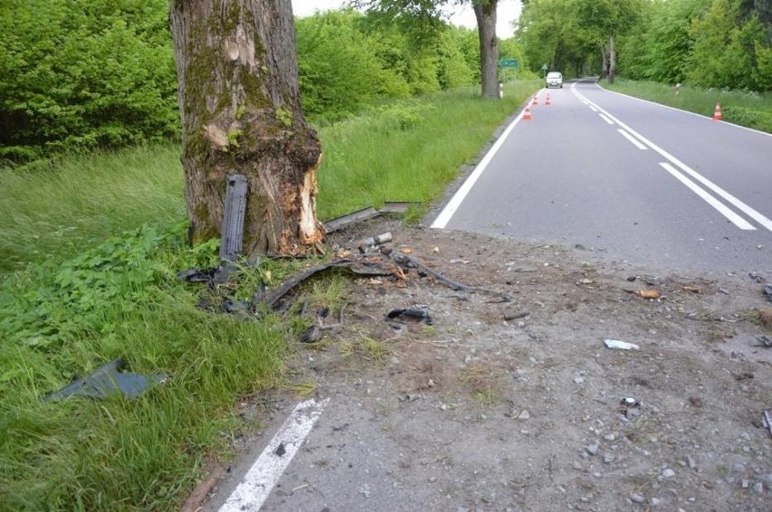 Wypadek w miejscowości Rybki 6.06.2020. Audi uderzyło w drzewo. Młody kierowca zabrany śmigłowcem LPR do szpitala w Gdańsku. Zjęcia