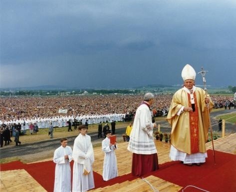 W obronie świętego Jana Pawła II. Jest ważny komunikat biskupa kieleckiego Jana Piotrowskiego "po pełnych nienawiści atakach" na papieża