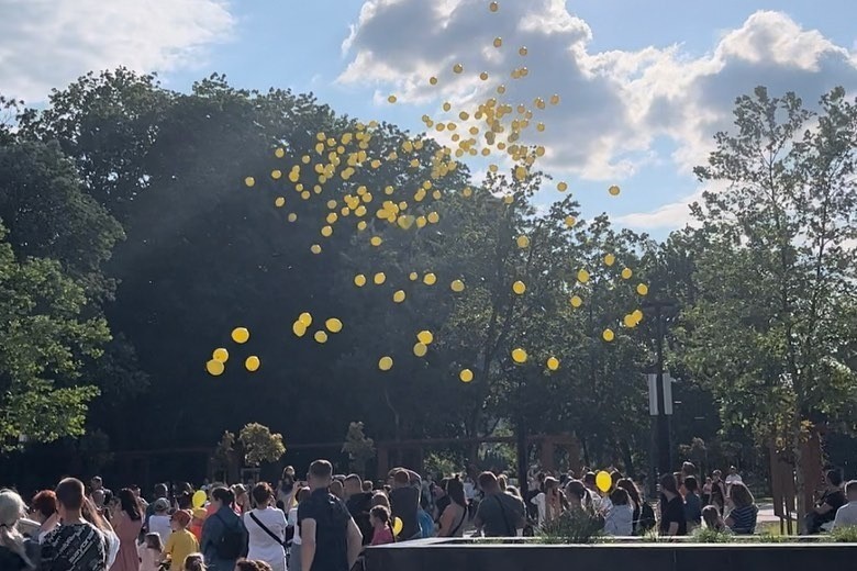 Na zakończenie w powietrze pofrunęły żółte balony