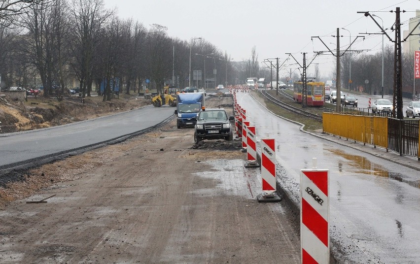 Trasa W-Z. Na trzech skrzyżowaniach trwa budowa torowisk [ZDJĘCIA]