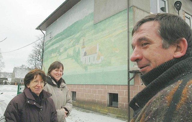 Zbigniew Stojanowski z siostrą Krystyną Borawską (pierwsza z lewej) i żoną Małgorzatą nikomu nie bronili oglądać malowidła. Teraz też nie chcą ludziom robić na złość i panoramy niszczyć, ale dom trzeba ocieplić.