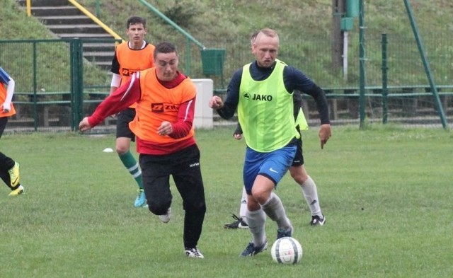 Fragment meczu Pilica - Energia. O piłkę walczą Zbigniew Obłuski (z lewej) i Maciej Woźniak