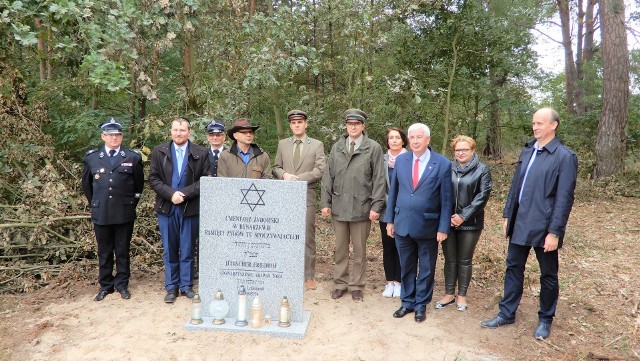 Tablica poświęcona jest pamięci Żydów spoczywających na cmentarzu wyznaniowym w Rynarzewie
