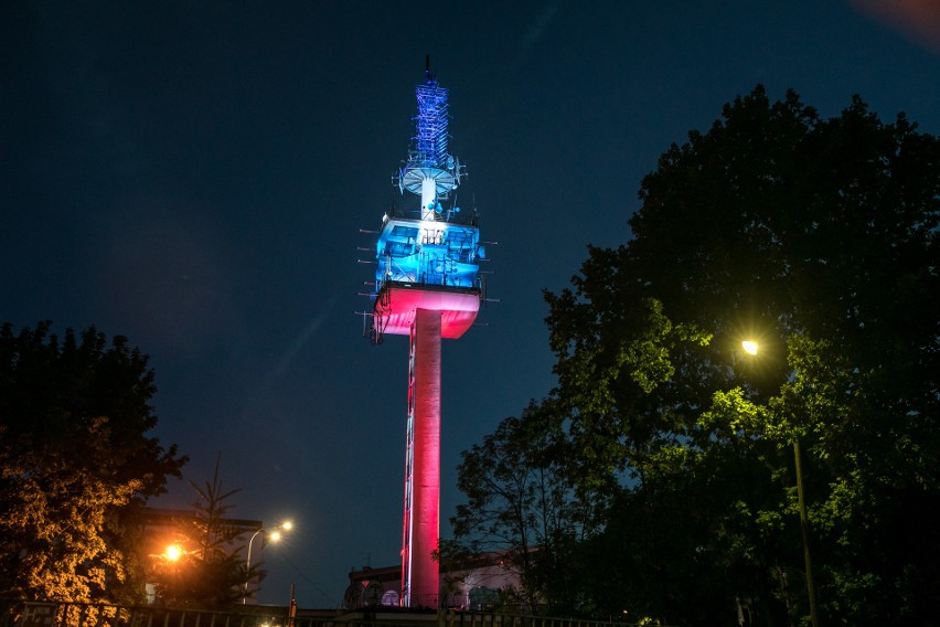 Kraków. Wieża telewizyjna na Krzemionkach rozbłysła amerykańskimi kolorami [ZDJĘCIA] 
