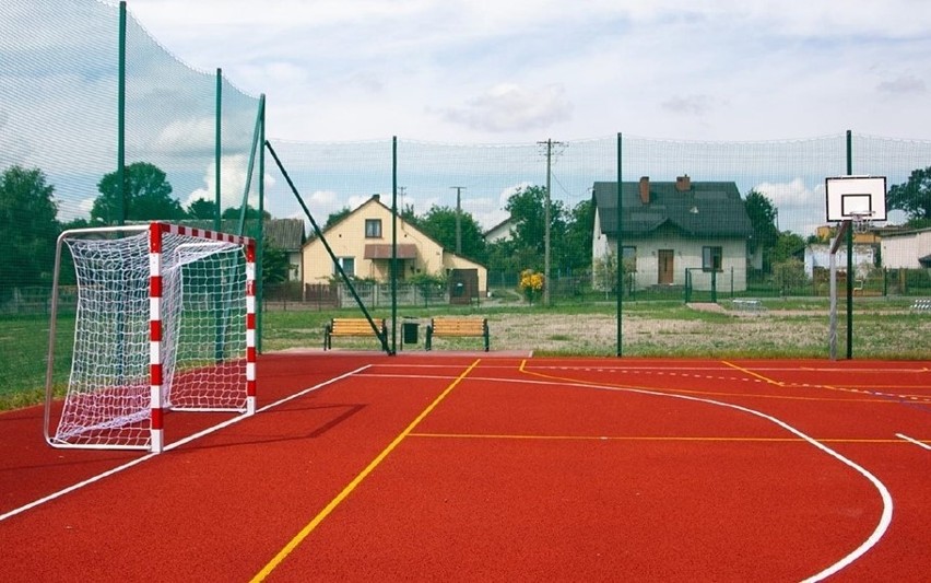 Tak prezentuje się nowe boisko sportowe w Skrzyńsku.