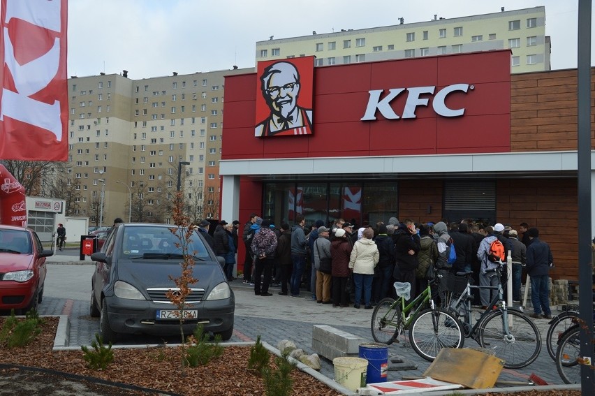 KFC w Stalowej Woli otwarte. Długie kolejki po kurczaki  