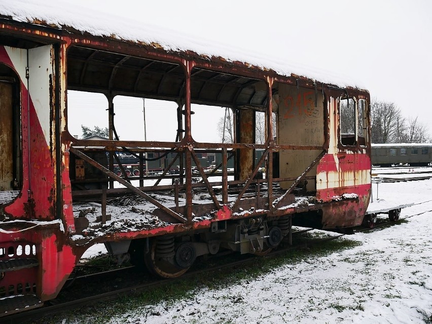 Wolontariusze Fundacji Polskich Kolei Wąskotorowych odnawiają stary rumuński wagon