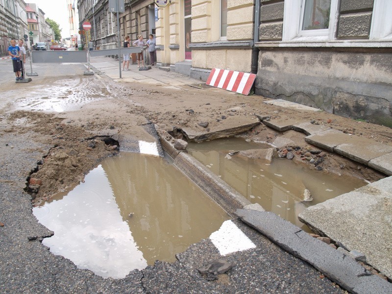 Zalało ulicę Modrzejewskiej w Koszalinie. Pękł wodociąg