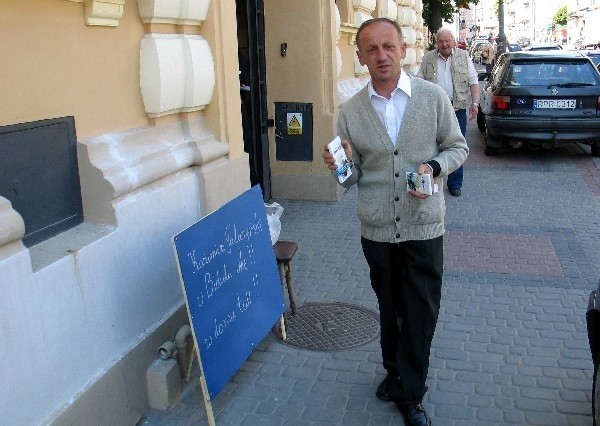 W poniedziałek Janusz Galiczyński protestował przed budynkiem Sądu Rejonowego w Przemyślu.