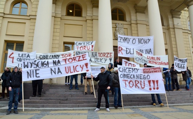 Protesty przeciwników likwidacji toru zaczęły się w Lublinie zimą. W styczniu zorganizowano pikietę podczas sesji Rady Miasta