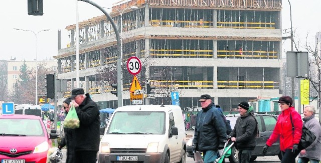 Oderwana z powstającego aktualnie budynku belka uszkodziła kamerę monitoringu. Jak zapewnił nas przedstawiciel firmy prowadzącej prace, był to incydent spowodowany silnym podmuchem wiatru.