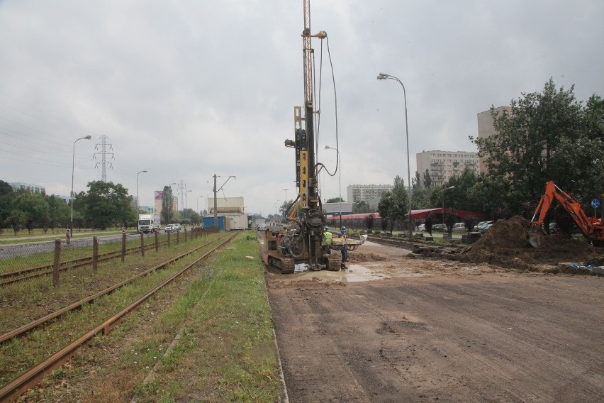 Niszczą nowy asfalt na Rokicińskiej, bo miasto uparło się na estakadę [ZDJĘCIA]