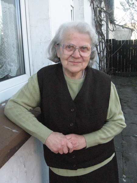 Leokadia Fabiańska ma 84 lata. Od 62 lat mieszka w Strzelcach. Ma ośmiu wnuków i jednego prawnuka. - Zapytał mnie ostatnio: "Babciu, dlaczego nie uciekliście?&#8221; - uśmiecha się kobieta. Lubi historię i ogród.