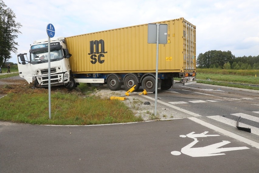 Tragiczny wypadek pod Wrocławiem. Nie żyje kierowca mercedesa 