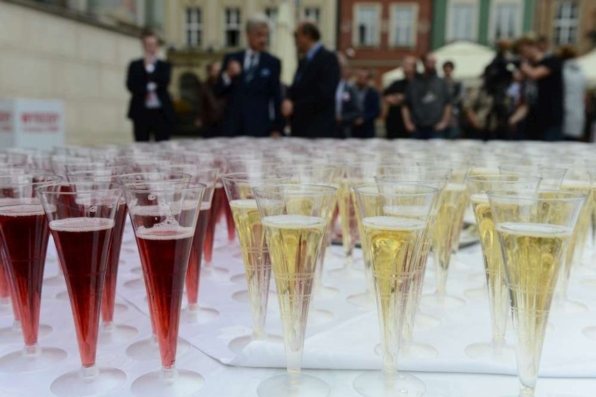 Biało-czerwony toast na Starym Rynku w Poznaniu