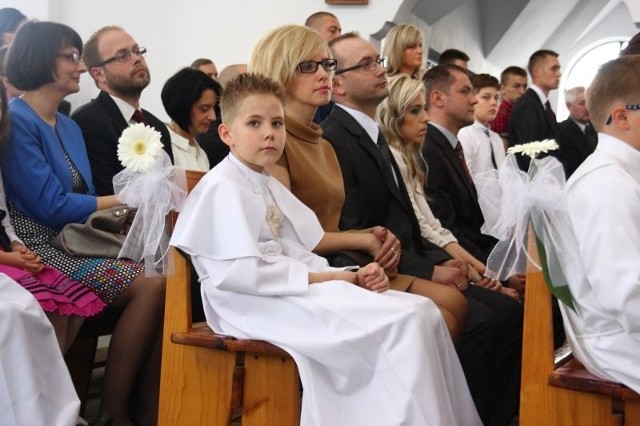 W tym wyjątkowym dniu towarzyszyli im rodzice, chrzestni i najbliższa rodzina