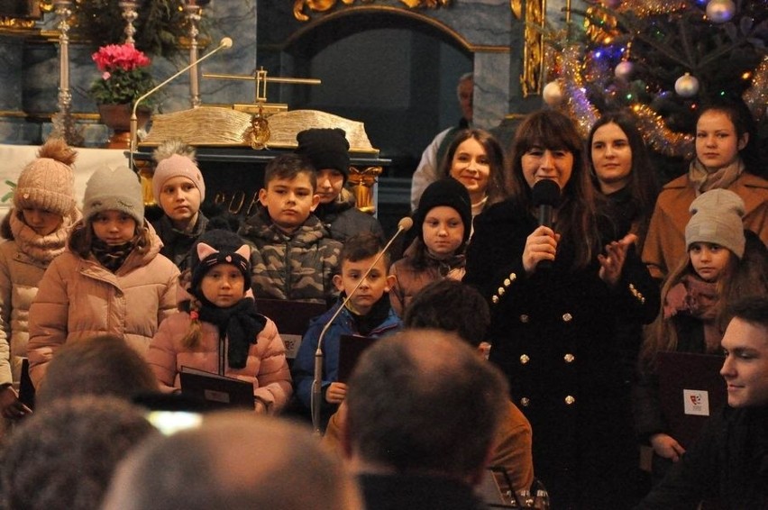 Wzruszający koncert kolęd w Opatowie. Pięknie pieśni niosły się po kościele Bernardynów (ZDJĘCIA)