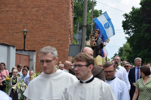 Procesja ulicami Rybnika z figurą św. Antoniego. To tradycja przypadająca zawsze na dzień odpustu w Bazylice rybnickiej. Wierni wraz z przedstawicielami władz miasta przechodzą od Bazyliki, przez ulicę Kościuszki aż na rynek.