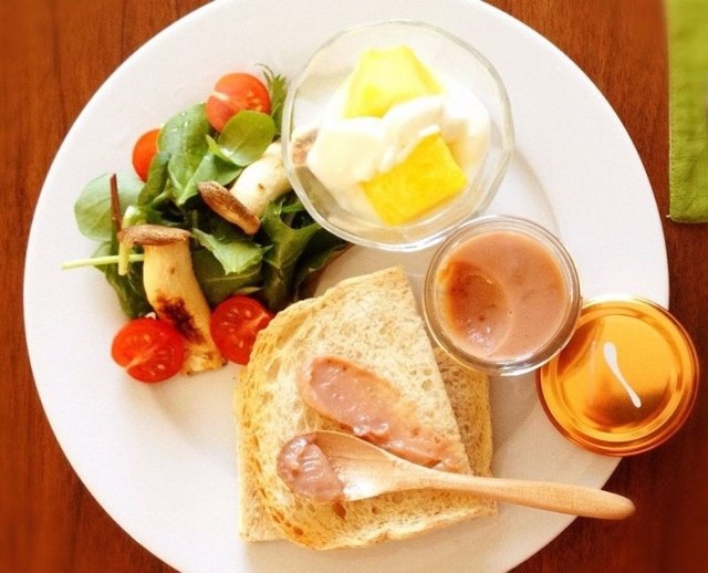 Śniadanie to najważniejszy posiłek w ciągu dnia. Regularne jedzenie śniadań dodaje energii i pozwala utrzymać dobrą kondycję.