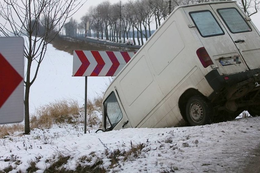 Wypadek na drodze Legnica - Złotoryja. Bus w rowie. Trzy osoby ranne