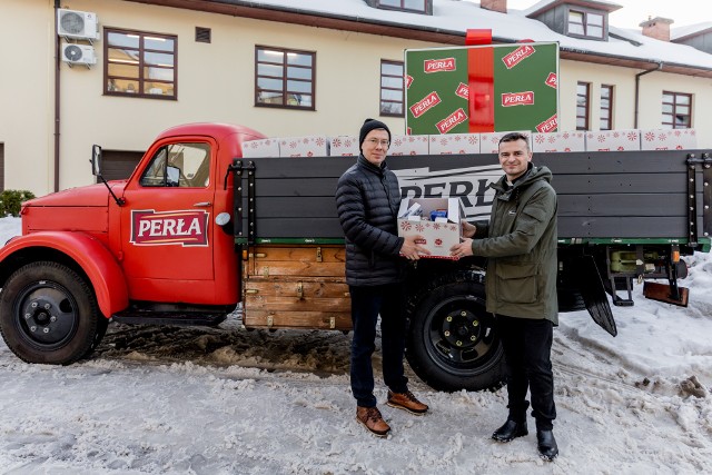 Na zdjęciu od lewej: Maciej Ładwiński, dyrektor ds. Marketingu Perła-Browary Lubelskie S.A. i ks. Paweł Tomaszewski, dyrektor Caritas Archidiecezji Lubelskiej.