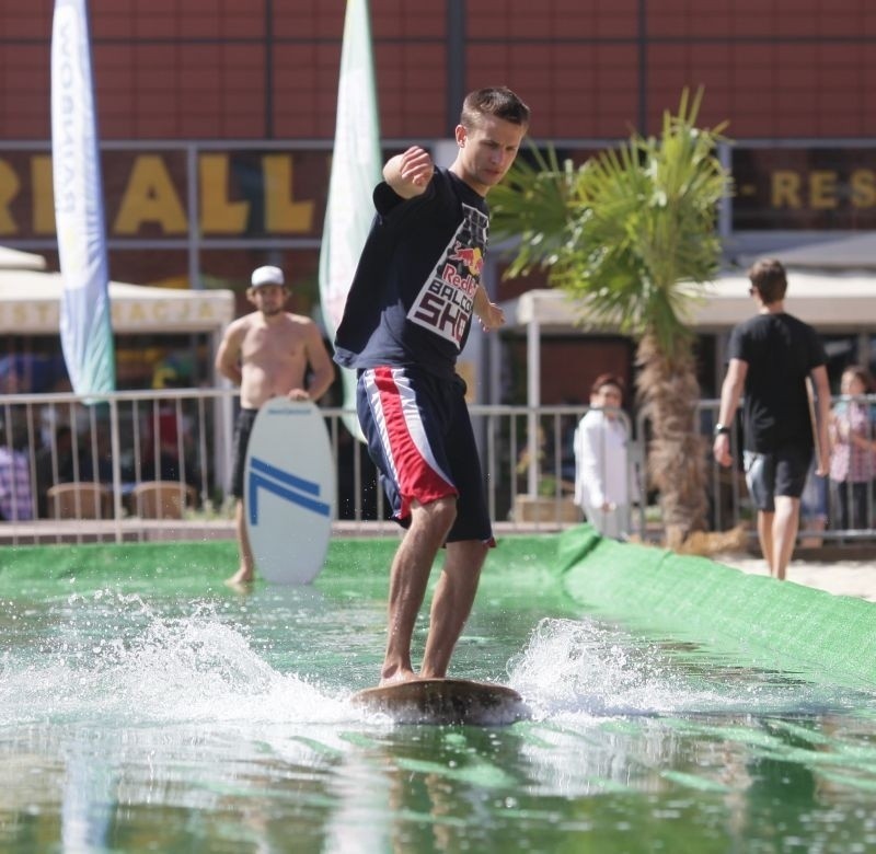 Skimboarding w Manufakturze. Ślizgają się na wodnej deskorolce [zdjęcia]